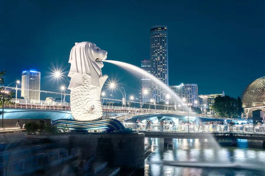 The Merlion statue and Marina Bay at night, Singapore